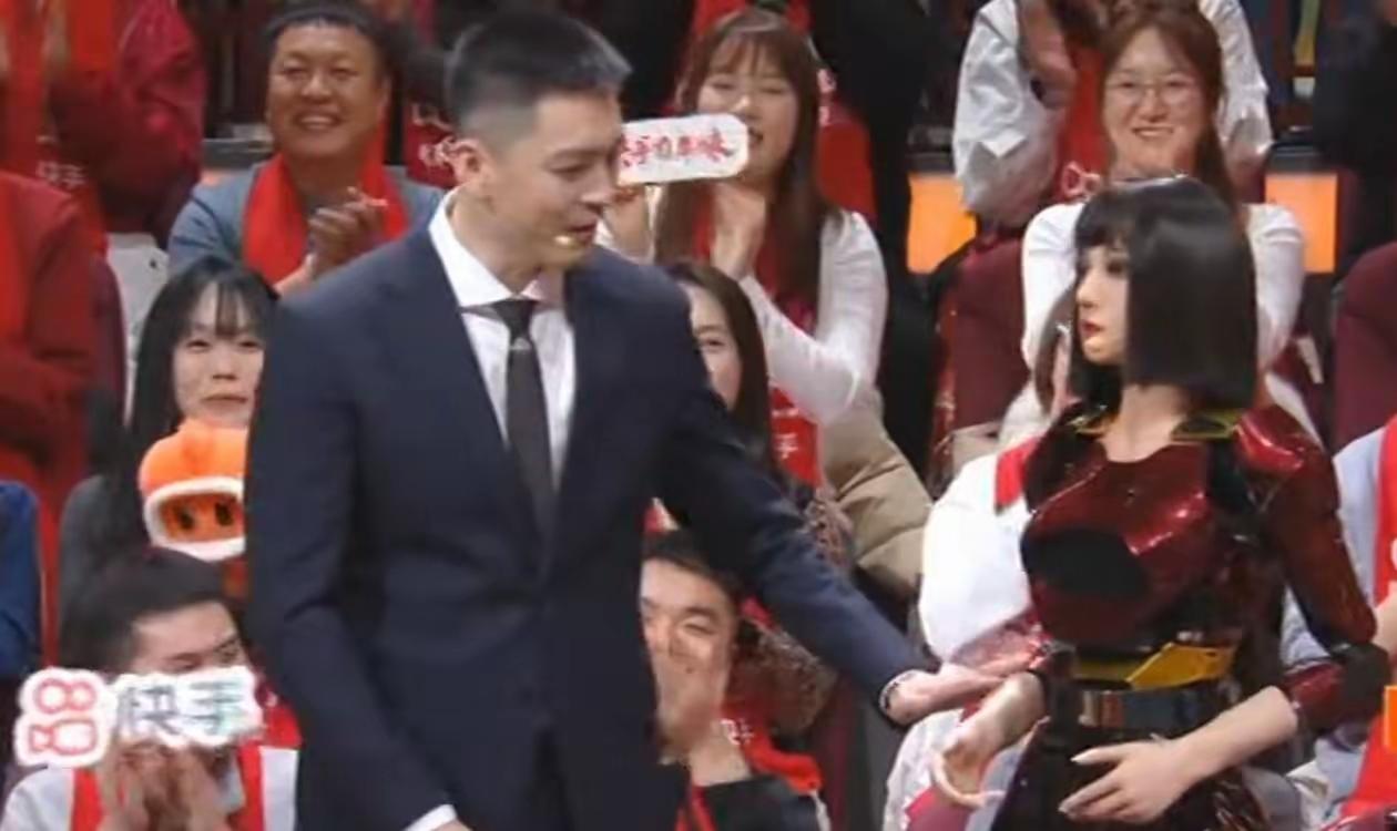 想不到一向机灵鬼怪的杨鸣，居然被辽宁春晚推出的机器人整破防了，甚至连郭艾伦都转发