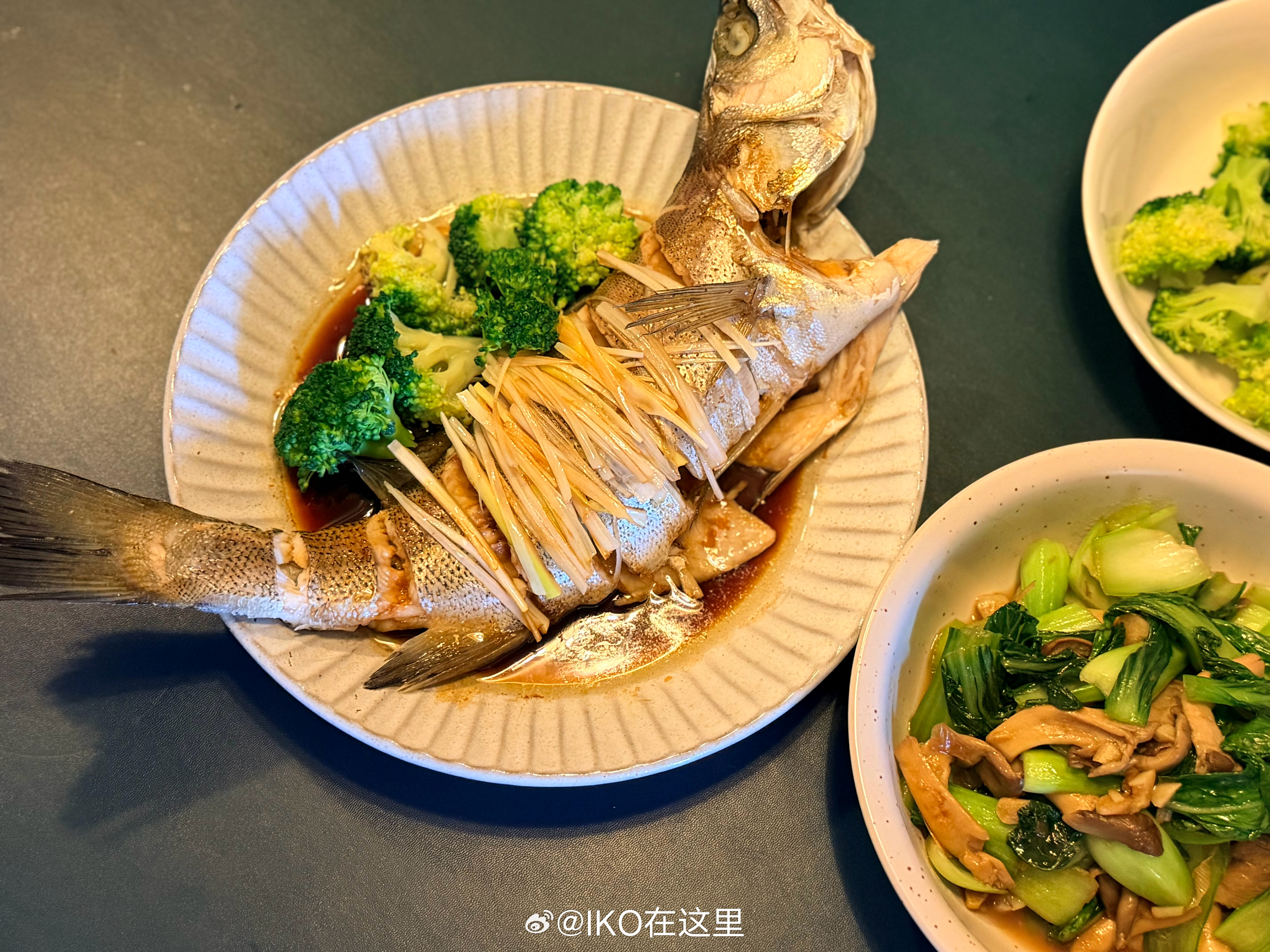 九月的最后一天。一天一夜的大风刮来了降温和美丽的天空。北方的天说冷一下就冷了。今