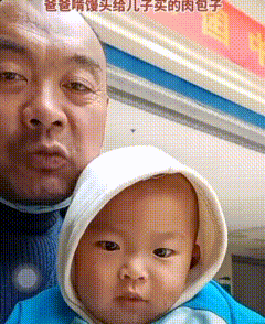 父亲带儿子去医院做检查没有问题，爷俩高兴地在医院吃起了饭，爸爸吃馒头，儿子吃的是