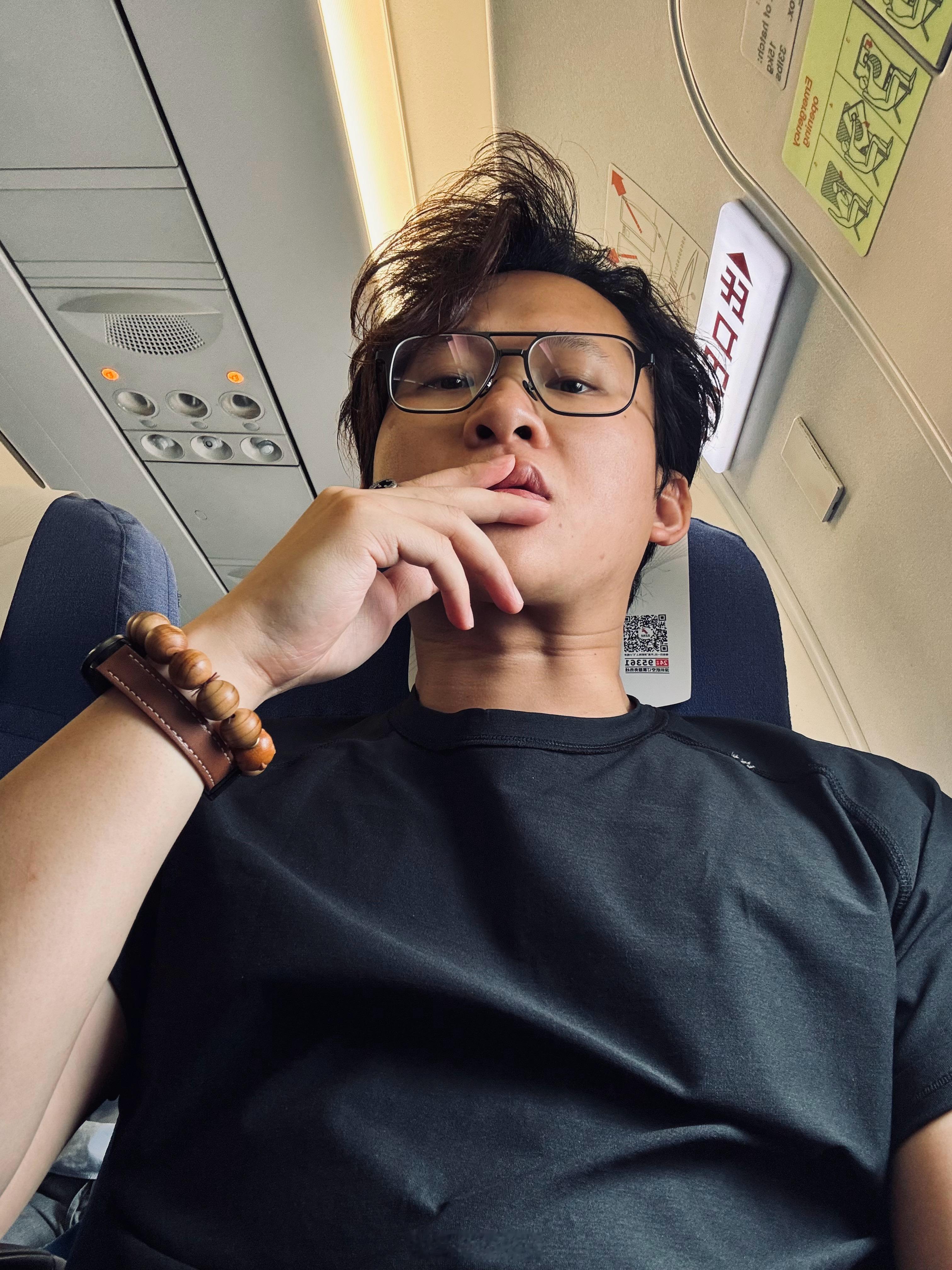 空中旅人，这种频繁穿梭在不一样地区和天气变化中的人最合适这个词了，比牛马好听些 