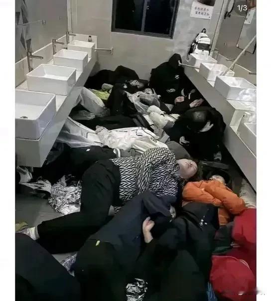 你能想象吗？在号称“人间仙境”的黄山，竟然会出现游客们为了过夜挤在公共厕所里的匪
