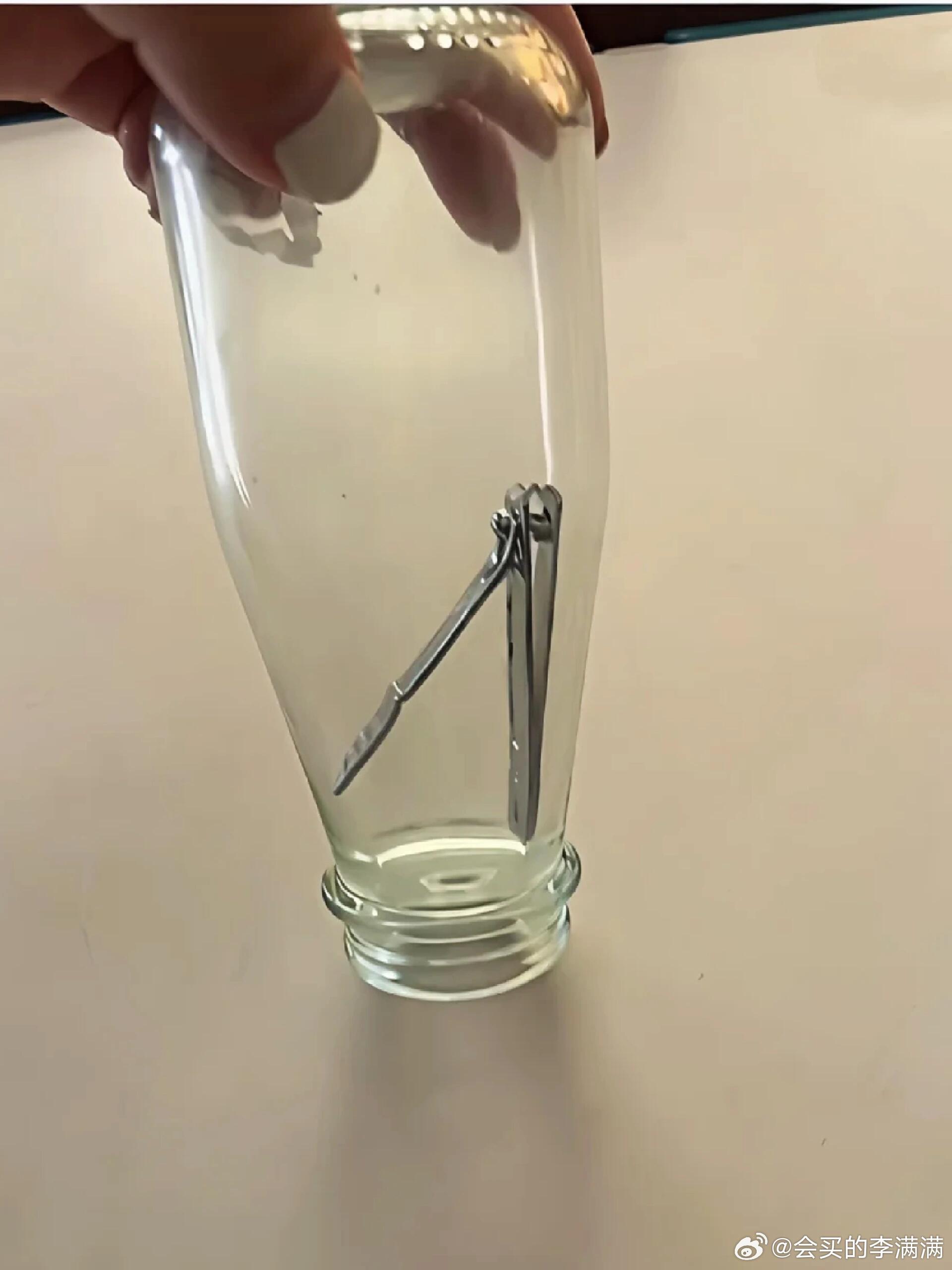 紧急通知，指甲刀被崽子塞进了牛奶瓶里，除了打碎瓶子以外，还有什么办法取出来呢？请