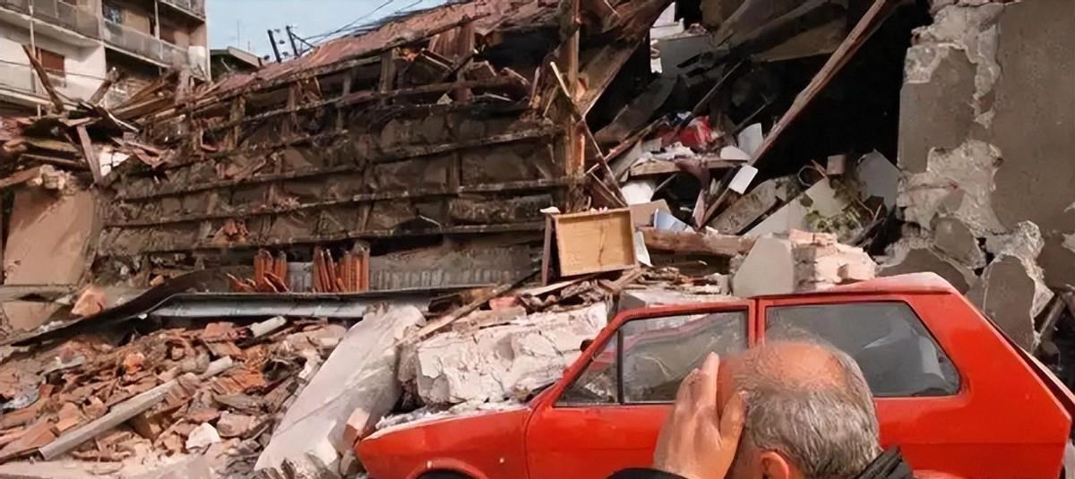 巴尔干“火药桶”一触即发，三方势力磨刀霍霍准备“收网”，谁料中国武器提前送达，直