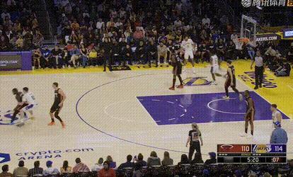 这也能进，里夫斯就快失去平衡热火vs湖人 ​​​