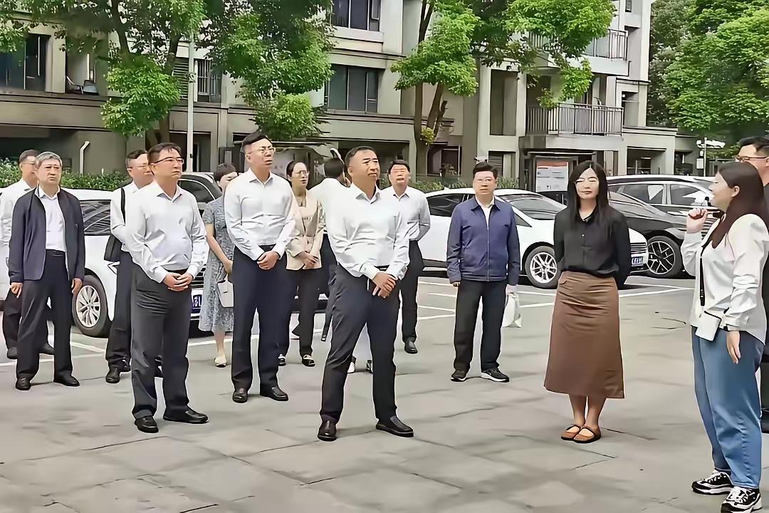 可以肯定，冯院长的风光是到此为止了。
 
后院起火，一觉醒来天塌了，被直接下属惹