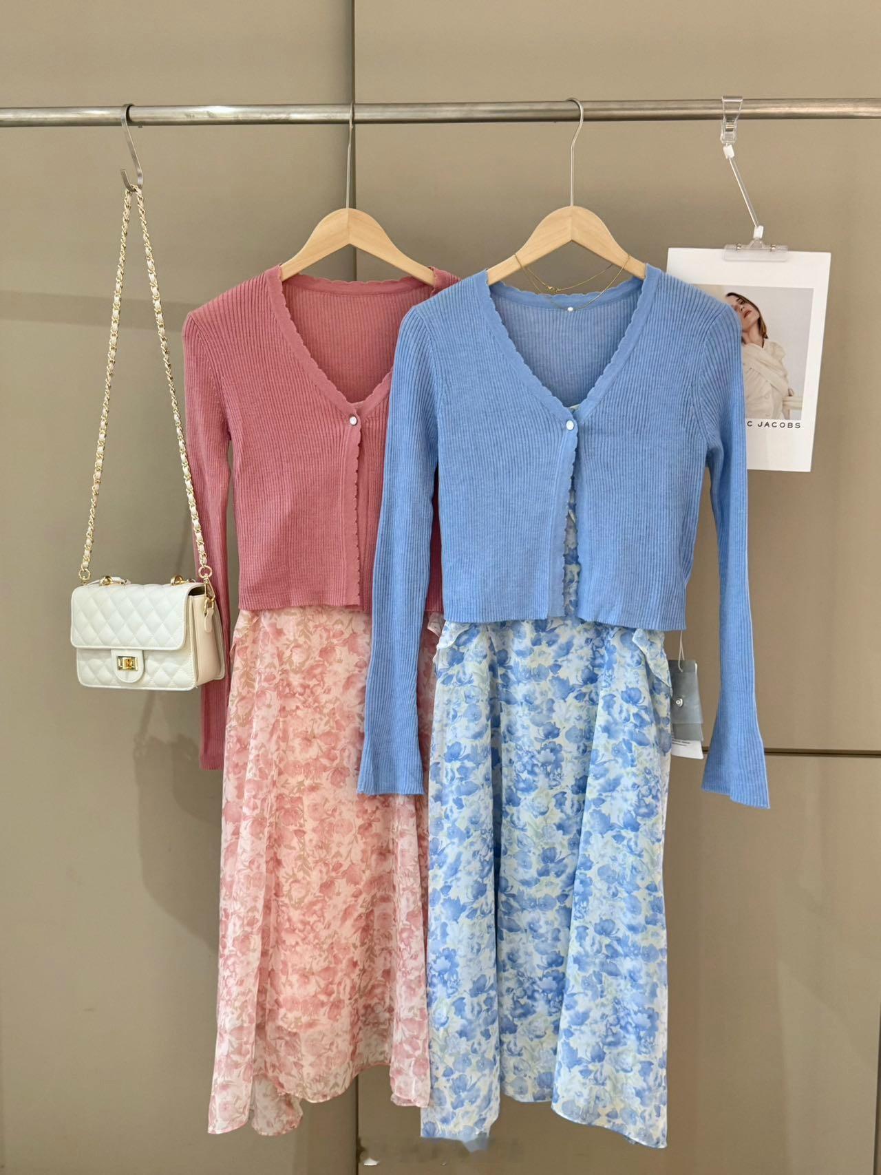 今年好流行吊带小碎花连衣裙👗啊选哪个颜色？纠结了😐 