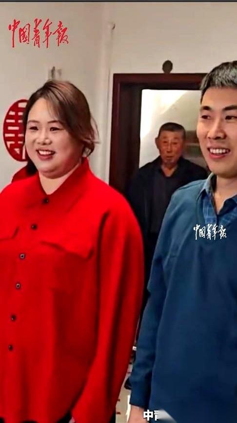 刷到个新闻，给我看愣了。
一场婚礼，一千块钱不到。
你没看错，装饰花了50，两家