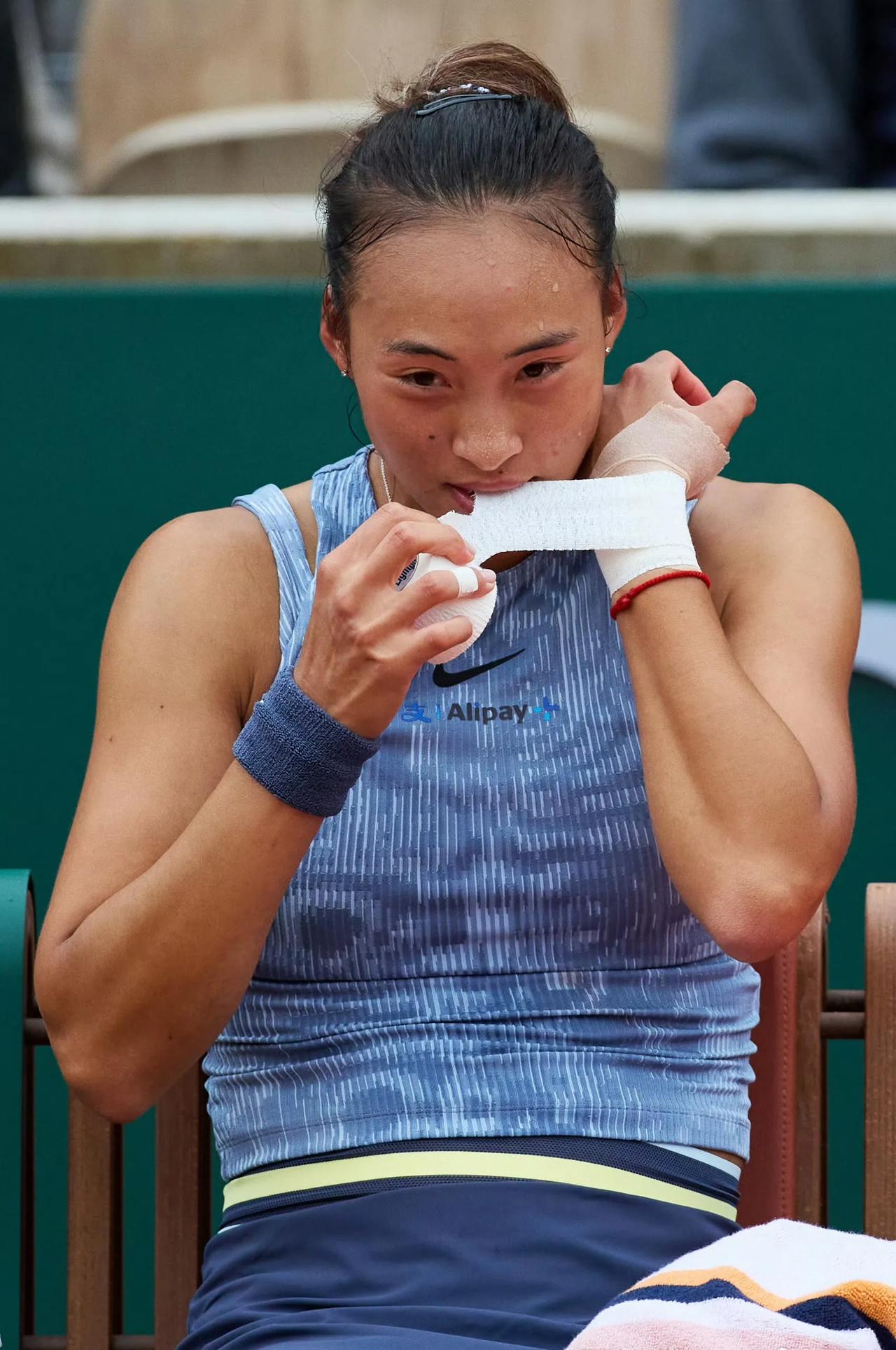 大家都看到了运动员取得成绩后的辉煌，但是她们成绩的背后是多少的辛酸和汗水呀，看看