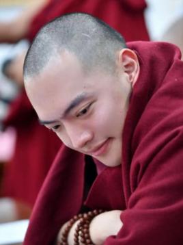 西藏活佛达隆爆火，不是因为活佛身份和佛学知识，而是因为颜值而走红。达隆活佛今年2