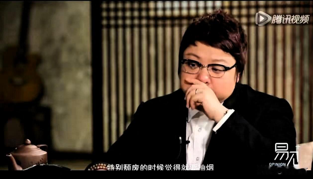 韩红抽烟是因为抑郁症。
当听到韩红说自己是靠奶奶卖冰棍抚养长大的，直觉告诉我，韩