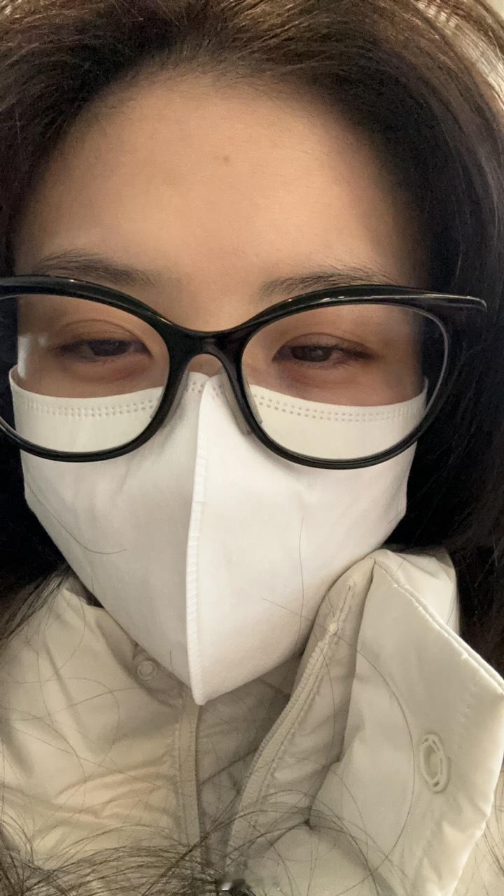 谁懂哇 高铁晚点一小时[苦涩][苦涩][苦涩]今年回家怎么这么艰难[晕][晕][