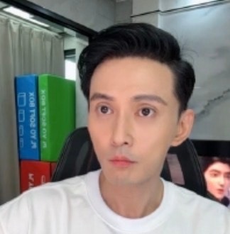 谁给徐正溪调的美颜徐正溪瘦了好多 笑不活了，徐正溪直播遇离谱美颜，眼睛好大，整个