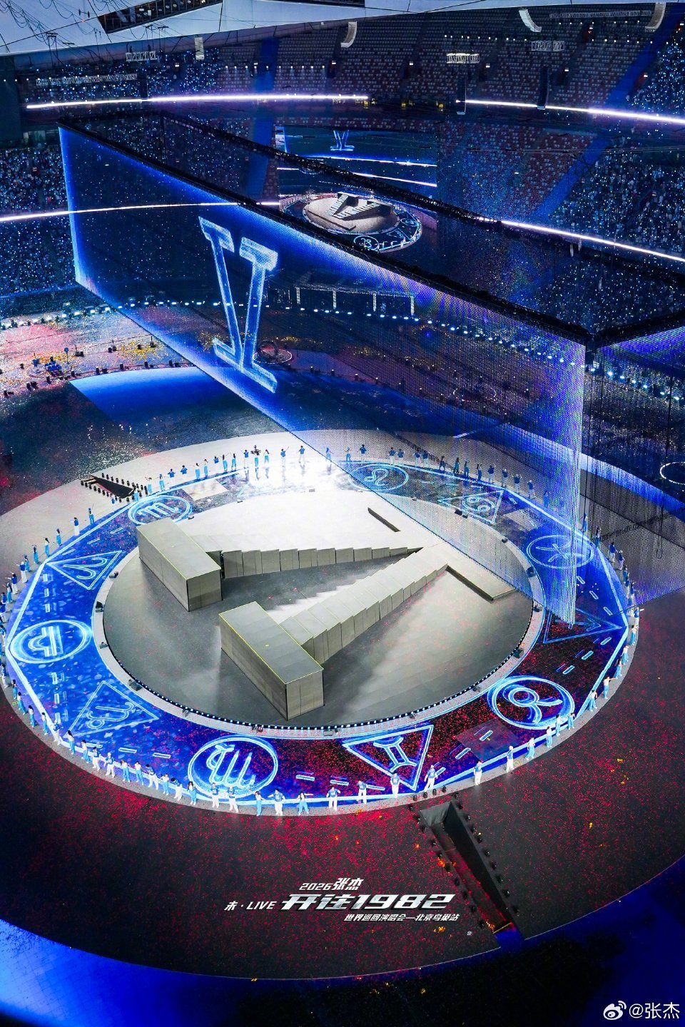 一个字概括张杰鸟巢演唱会一个字概括张杰鸟巢演唱会：夯！氛围好、舞美好、唱功好、真