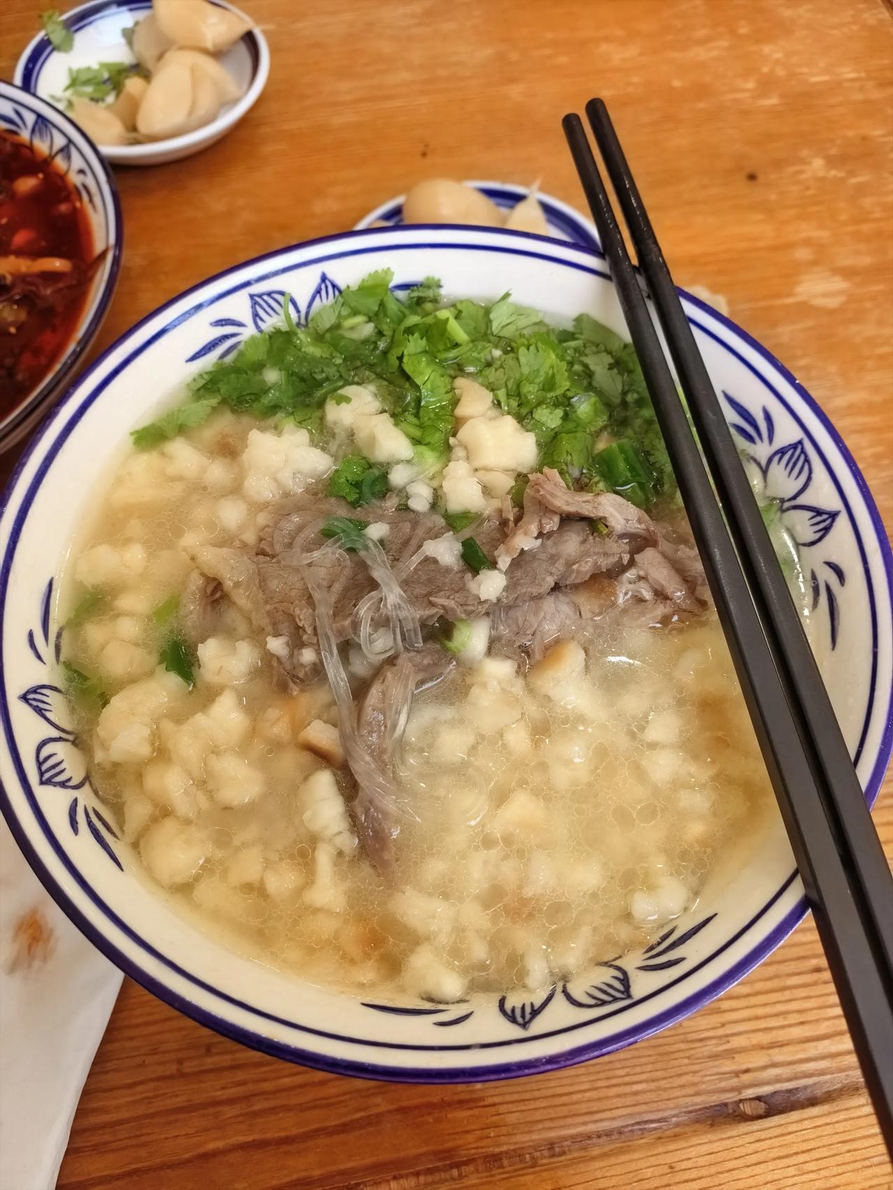 进入下半年了，吃一碗牛肉煮馍。韩城这家煮馍上过央视，我已经吃了二十多年，是我改善