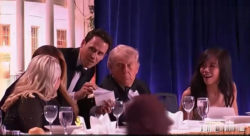 夸张了，除了第一次子弹擦耳朵边边出血，剩下两次袭击者连特朗普人影都没见到，何谈擦