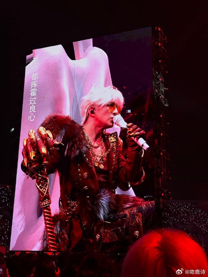 薛之谦白狐耳朵薛之谦兽耳真的被薛之谦的舞台审美折服，白狐耳朵质感柔软逼真，银发造