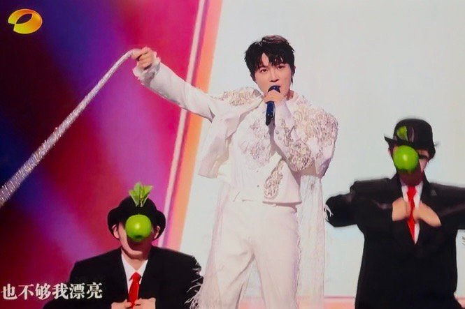 周深忘词 天花板没有提词器 躺着唱也好棒，可是忘了天花板没有提词器，下次记得加上