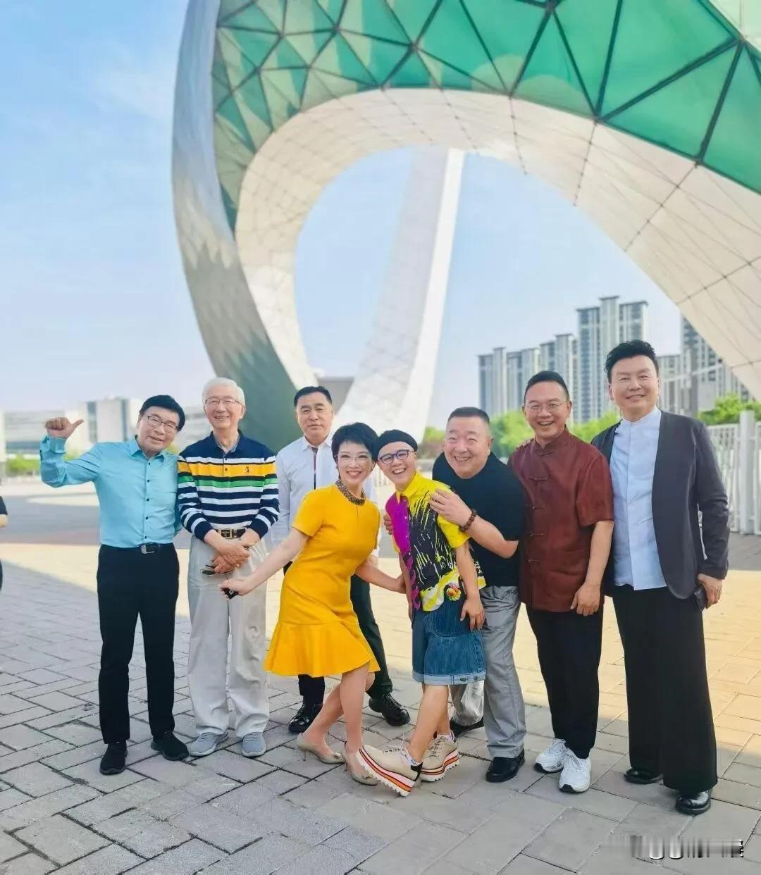 陪伴我们几代人成长的中央电视台部分主持人也同我们一样的，随着岁月的变迁和年龄的增