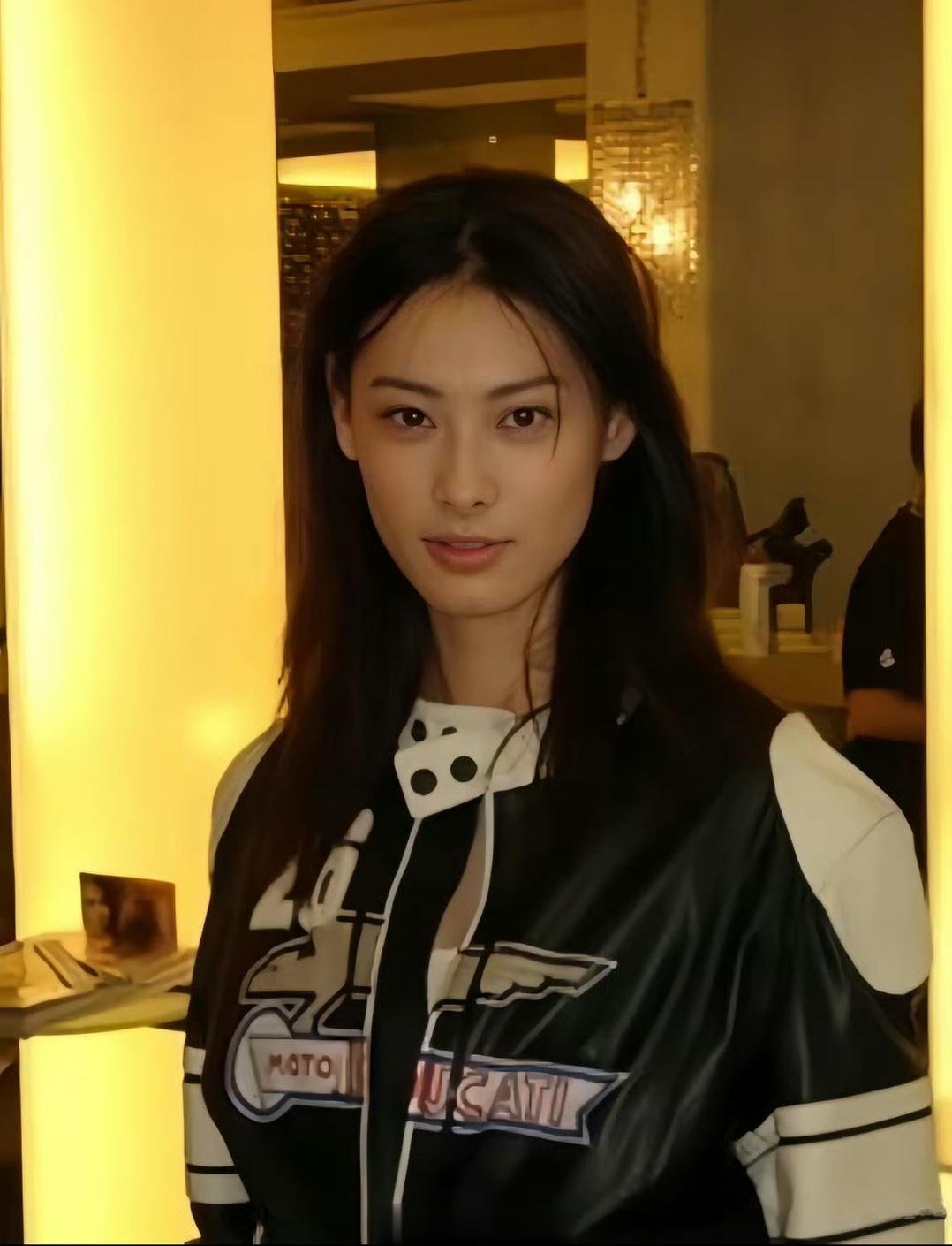 永远要相信首富儿子的眼光梁洛施实在是太美了，她长的很英气、气场强大、有杀伤力，中