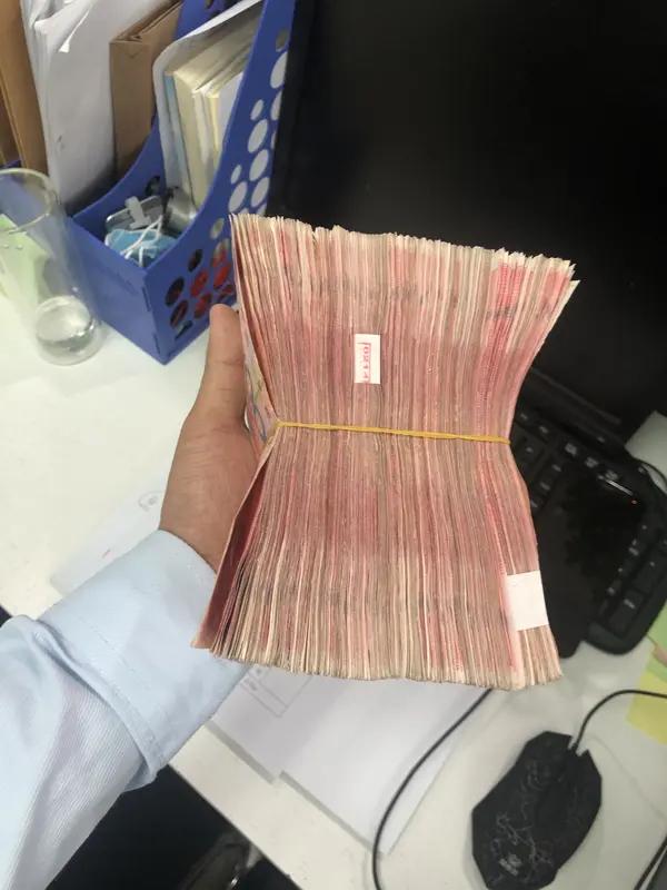 平安银行网点拒收现金，男子携10万现金提前还贷遭拒，只得将现金转入新卡，再转入对