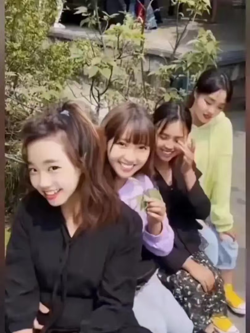 不怪她们笑得那么开心，换我也是一样！ 