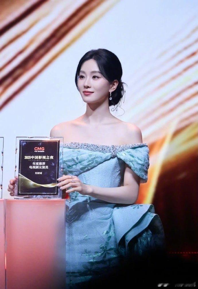 替刘诗诗粉丝澄清下，刘诗诗这个不是总台视后。 年度推荐女演员≠年度女演员 