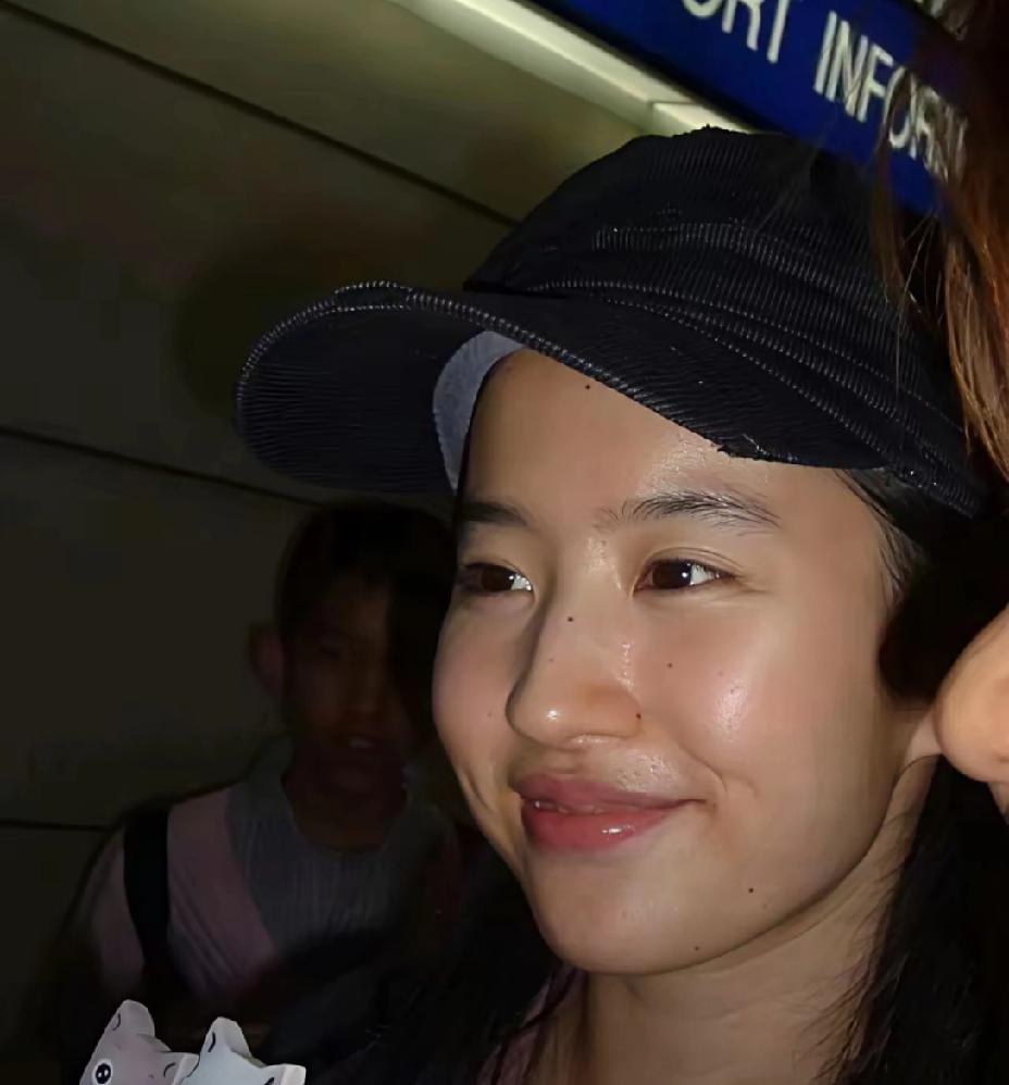 刘亦菲素颜真扛打。