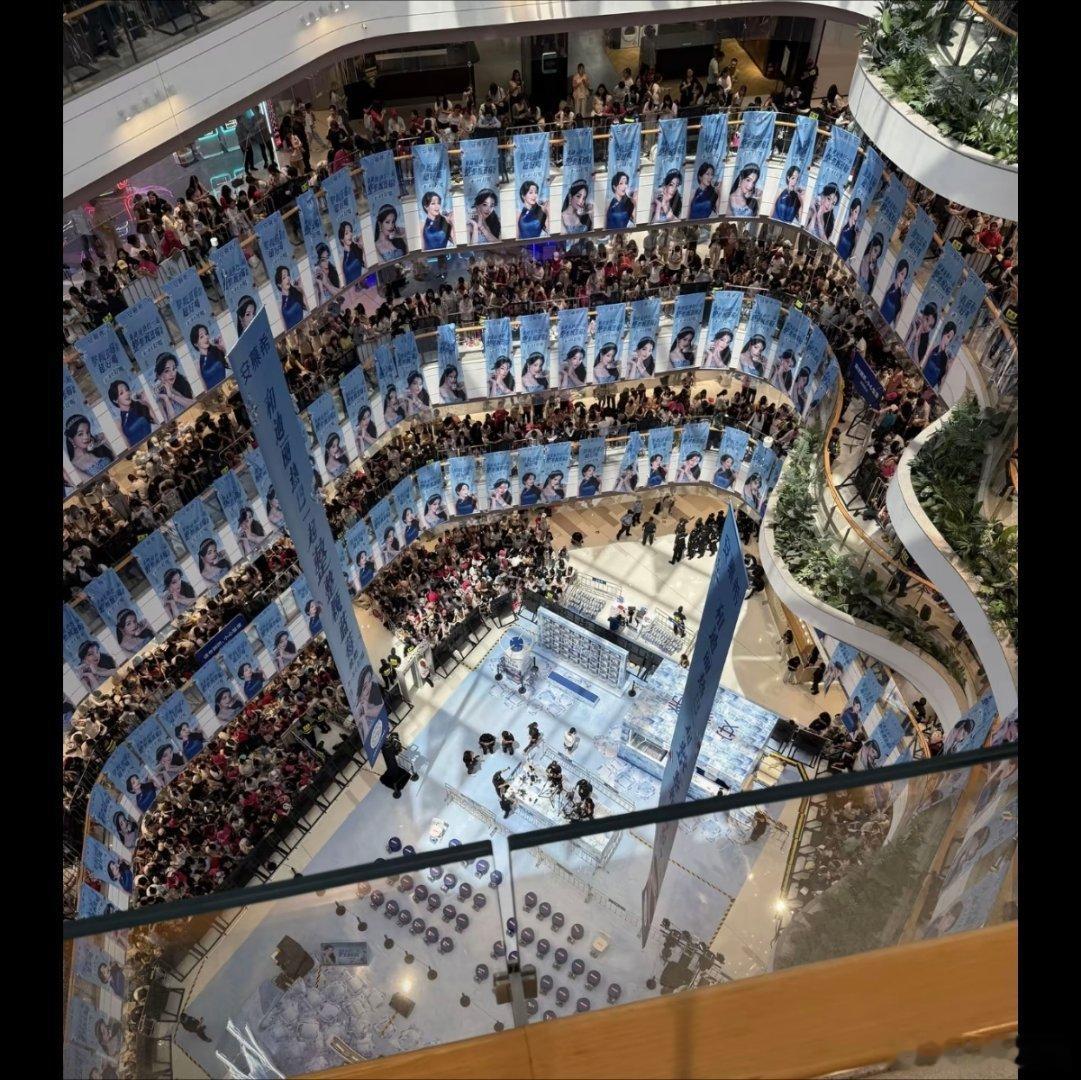 迪丽热巴今日线下活动，现场人气爆到离谱一眼望去密密麻麻都是人，这就是女顶的实力 