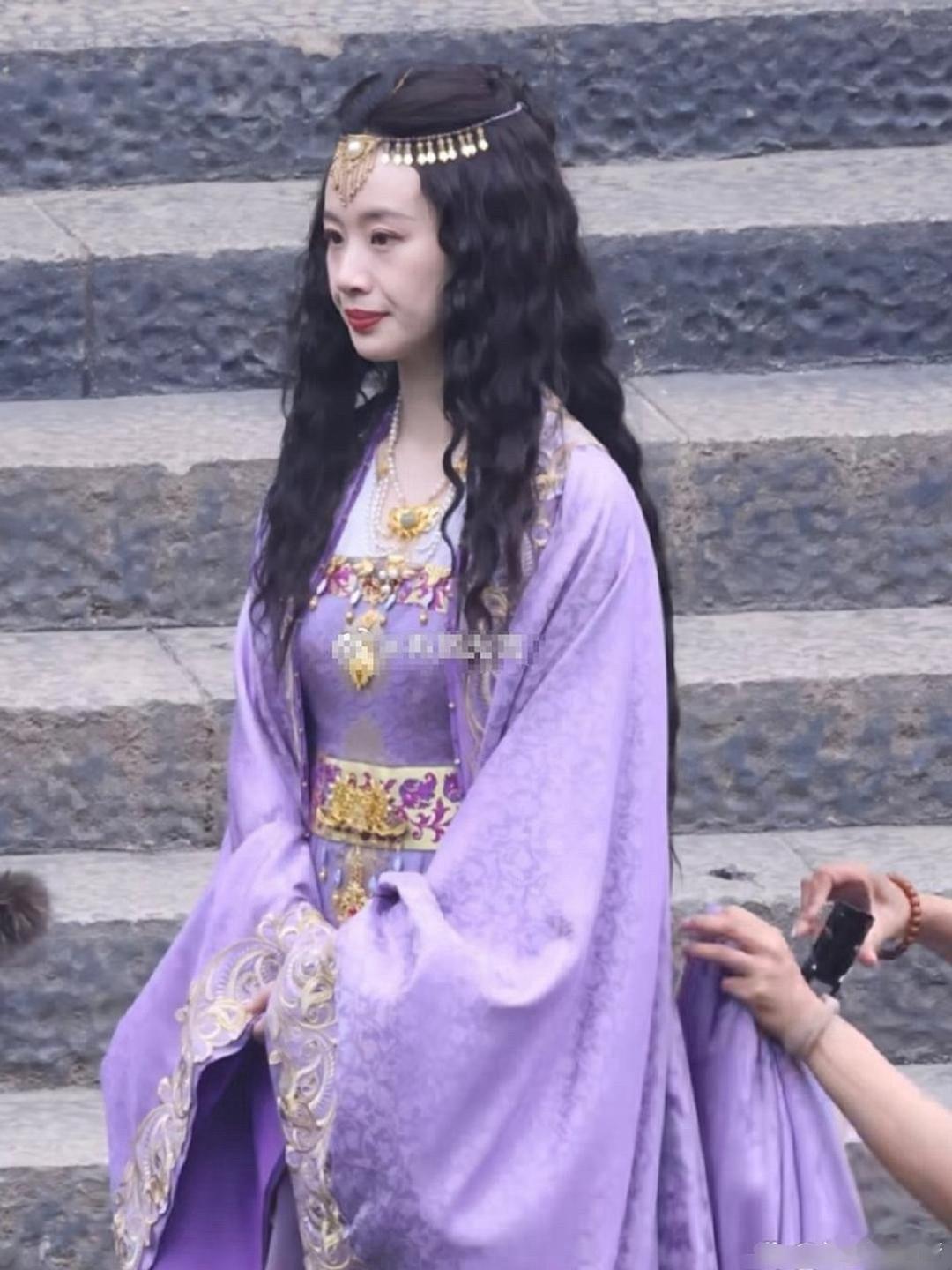 古装还可以烫卷发啊？现在的电视剧也太离谱了太脱离现实了吧 