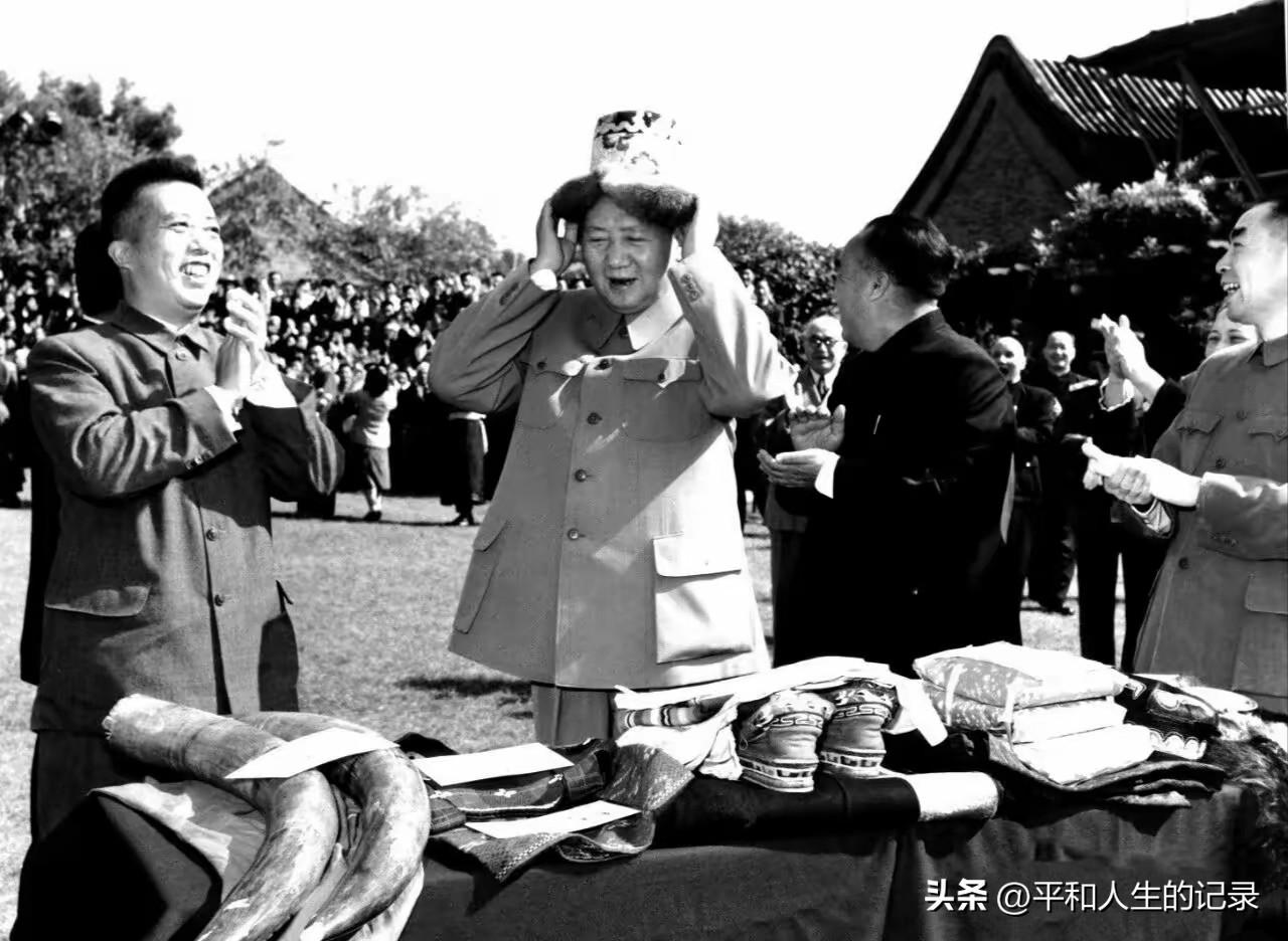 1950年，西藏代表向毛主席敬献藏族传统金顶佛帽（孜夏）。