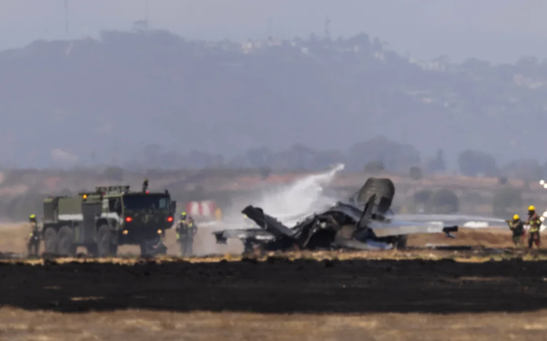 美国海军陆战队F-35B隐形战机坠毁，飞行员逃生 亚太日报 张瑀轩 当...