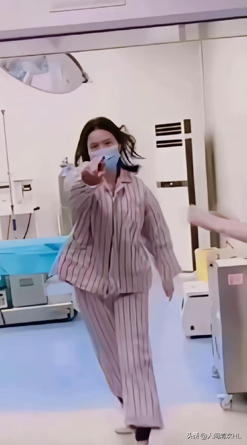 妻子在产房里痛了3个小时才顺利生下孩子，虚弱的她坐在轮椅上被推出产房时，丈夫迎了