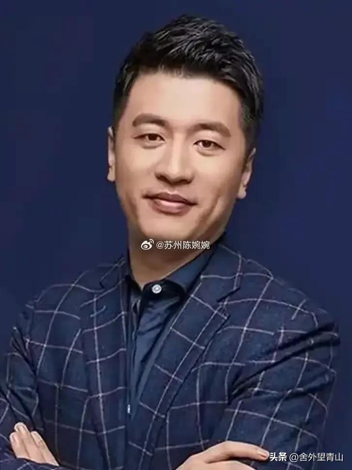 直播时张雪峰自述：我结婚那天，高中同学一桌全空，不是人缘差，是现实太扎心。

主