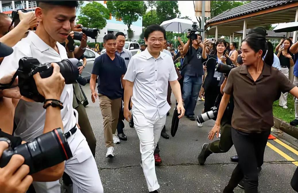 新加坡总理黄循财说，“世界上没有国家能取代美国。” 这话除了狗仗人势，跪舔以外，