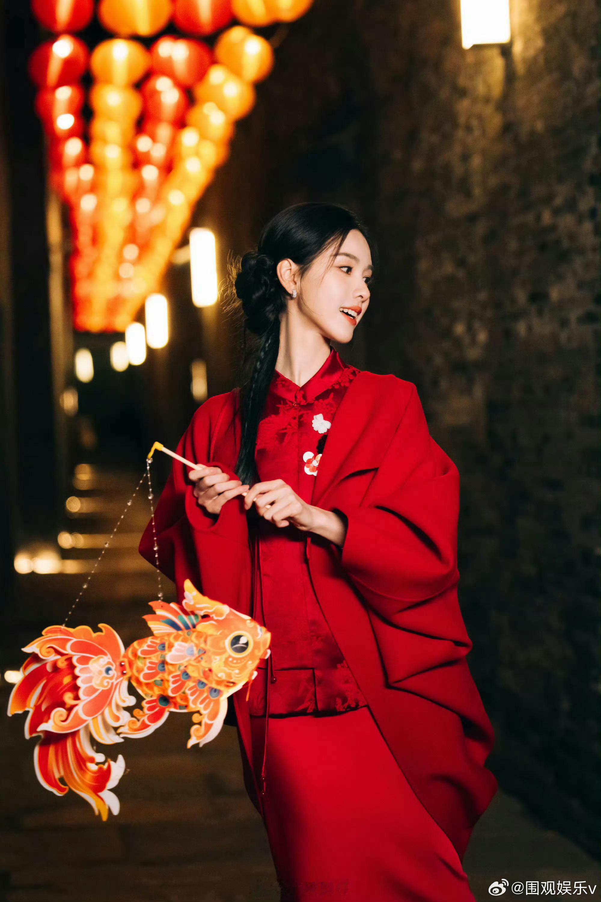 陈都灵这组图年味好浓陈都灵红旗袍提灯 陈都灵贺岁红旗袍造型，美的挪不开眼 