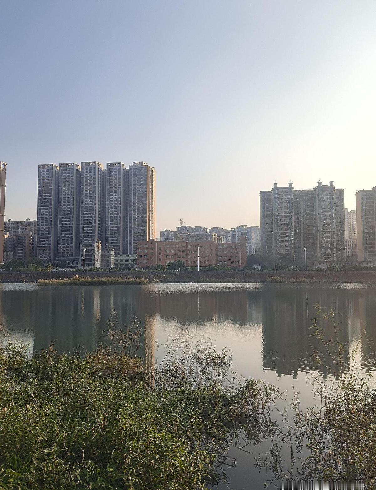 爸妈总爱拿你和别人比
说你这不行那不如人
可他们自己呢
小时候也没少被这么比吧