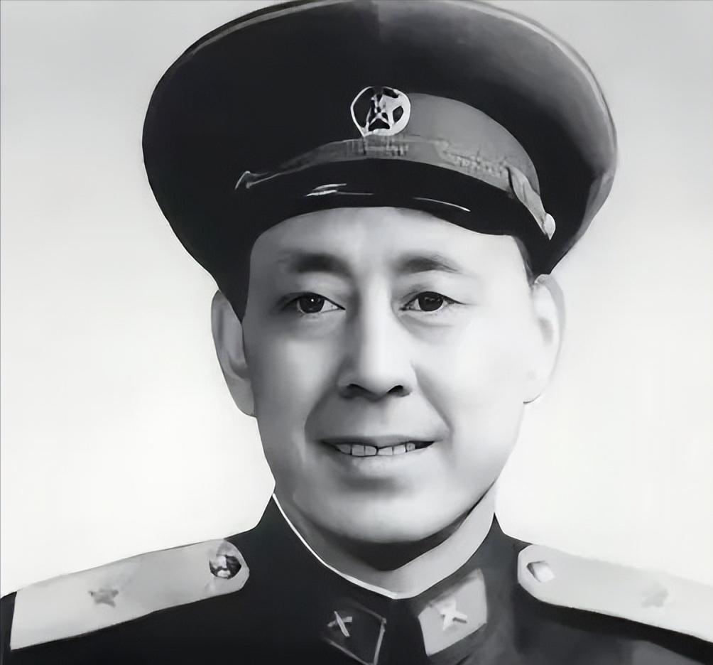 1952年，一个战士在运炮弹时，突然发现师长有些熟悉，他仔细回想后，就对战友说：