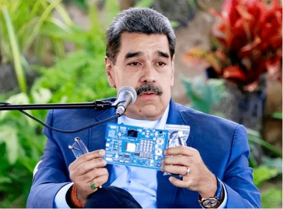 离谱！委内瑞拉总统马杜罗最近拿着一块20世纪90年代的旧电脑电路板，直接放话要造