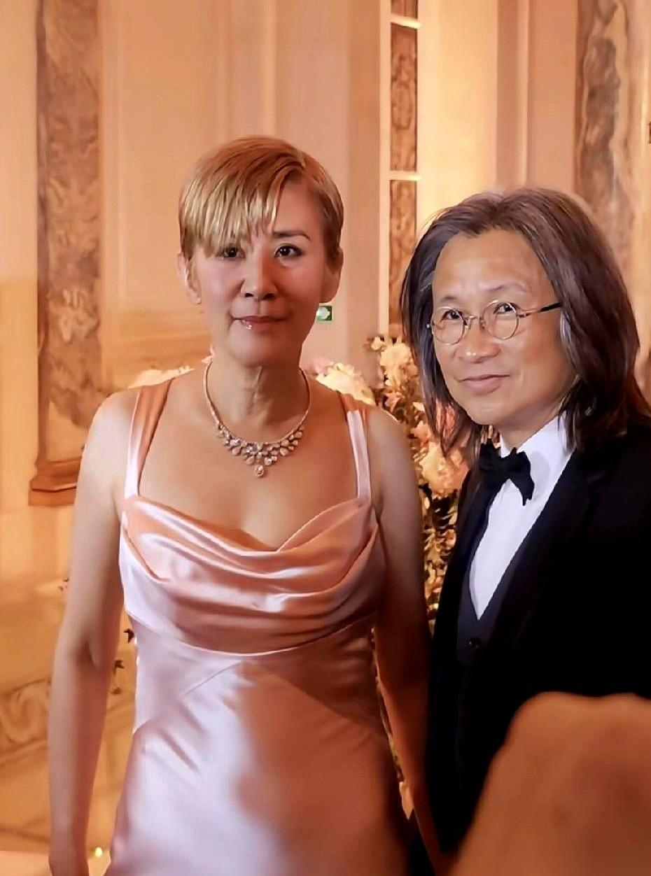 刷到陈可辛吴君如带女儿去巴黎名媛舞会，第一感觉，有点好笑，又有点想哭。
那俩人手