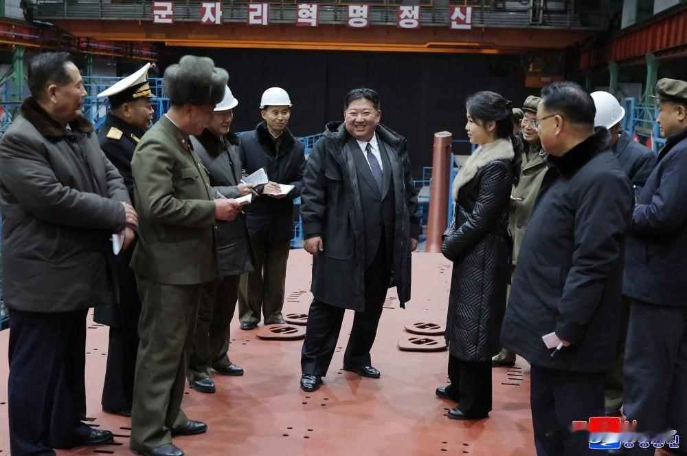 朝鲜民主主义人民共和国首次公开展示了其新型战略弹道导弹潜艇的建造情况。这将是朝鲜