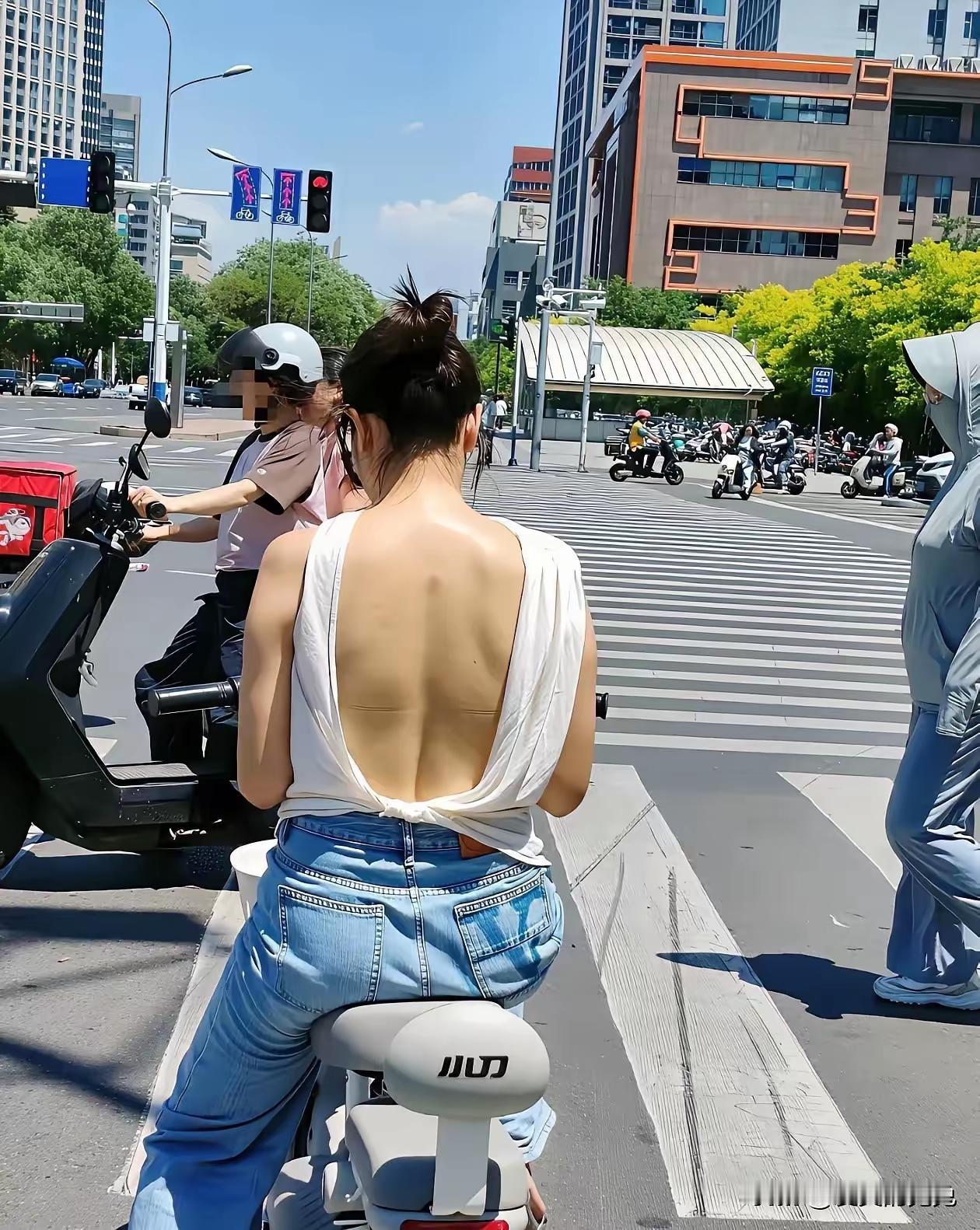 上班路上瞅见前面一姑娘，穿得挺有个性。正面看就是件普普通通的白T配牛仔裤，挺清爽