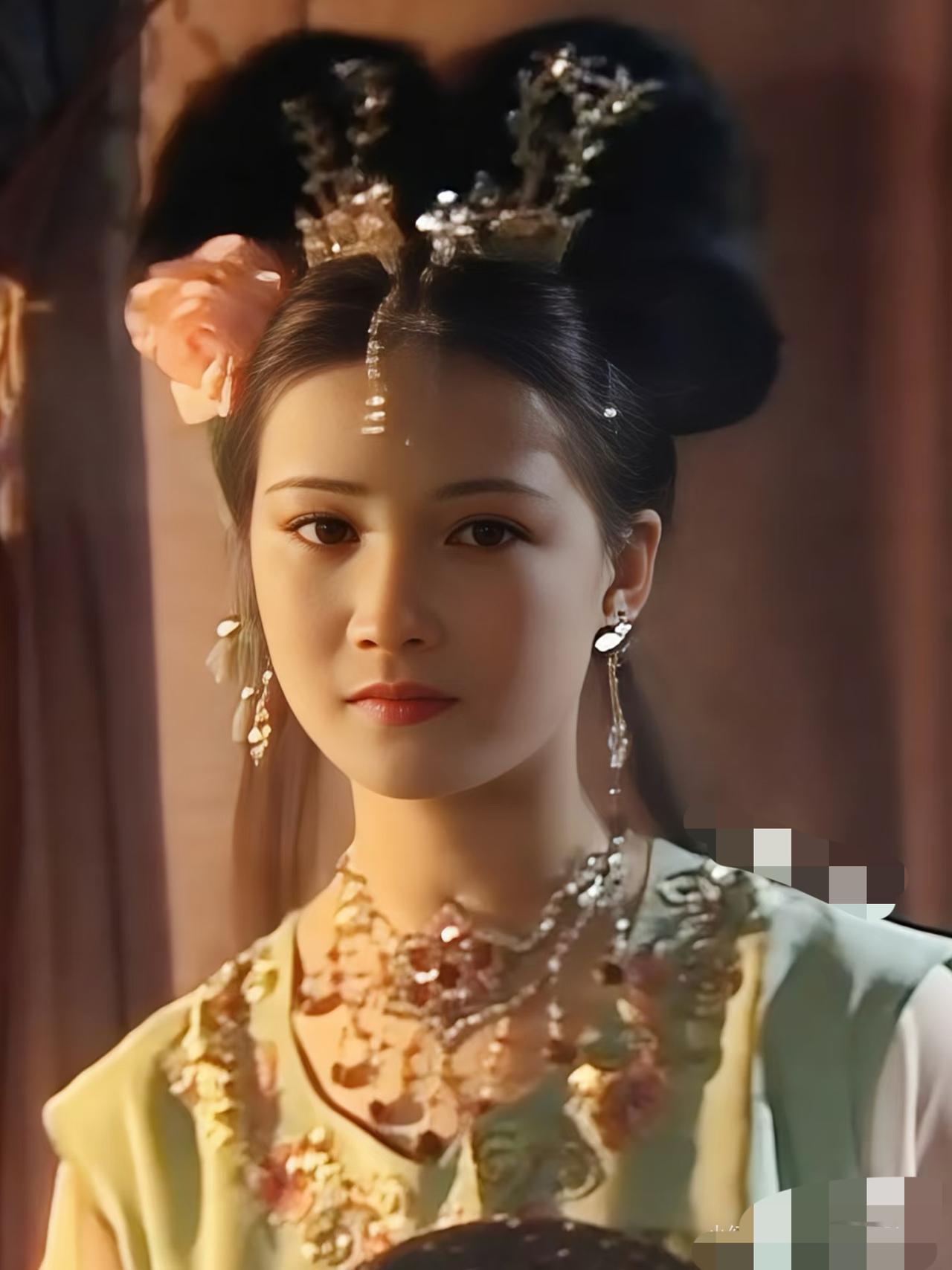 原来，
当年何晴出演《西游记》的怜怜一角，
竟然还有这样一段小插曲，当年导演杨洁