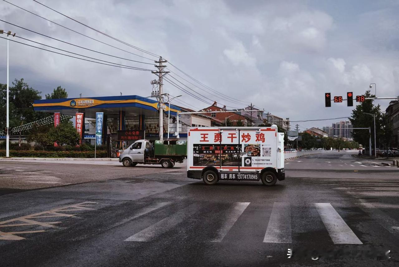 南漳无人车车身上广告了
勇敢的人总是先吃鸡[笑哭]
大家好，我是​王勇干炒鸡[笑