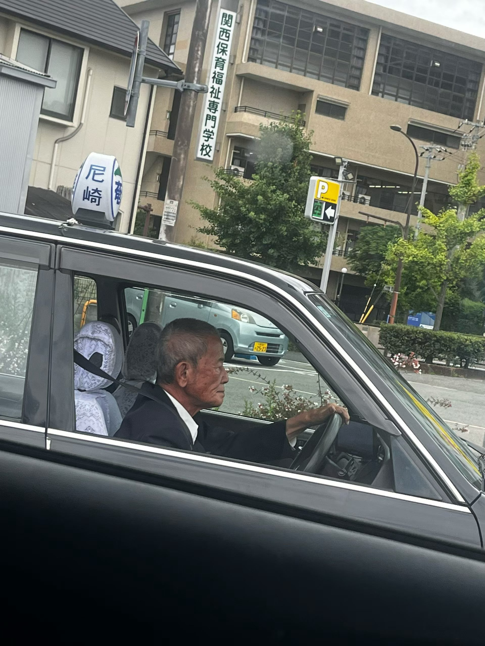 朋友拍的日本街头出租车司机，目测有70岁以上。 