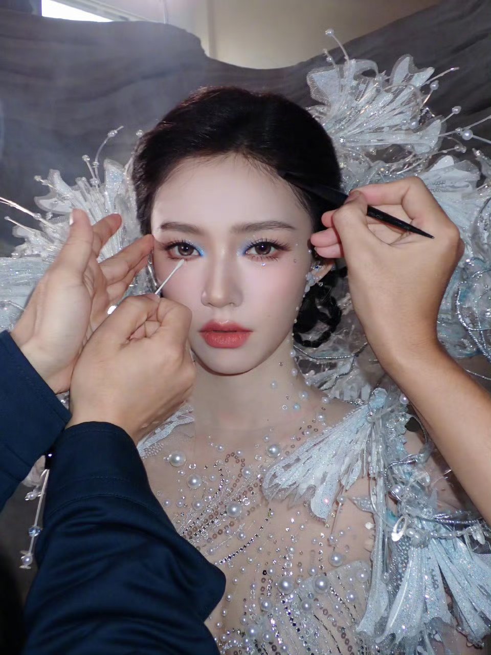 林允说自己紧张到想哭林允说自己紧张到想哭，可真没看出来！脸蛋精致到完美，在演唱会