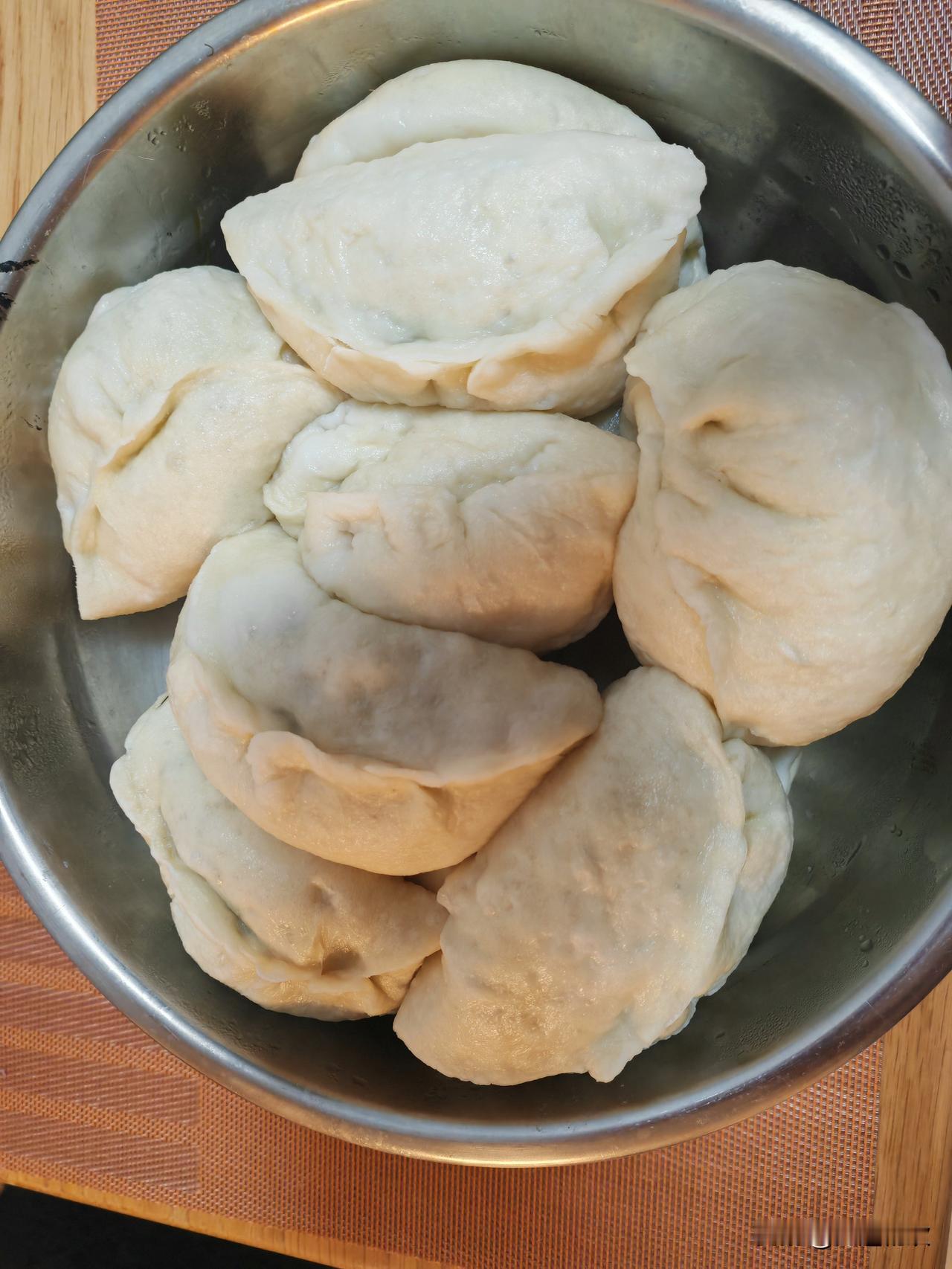 一早就发好了面，中午按摩回来便一头扎进厨房忙活。

昨天买虾酱时，买了两条风干鲅