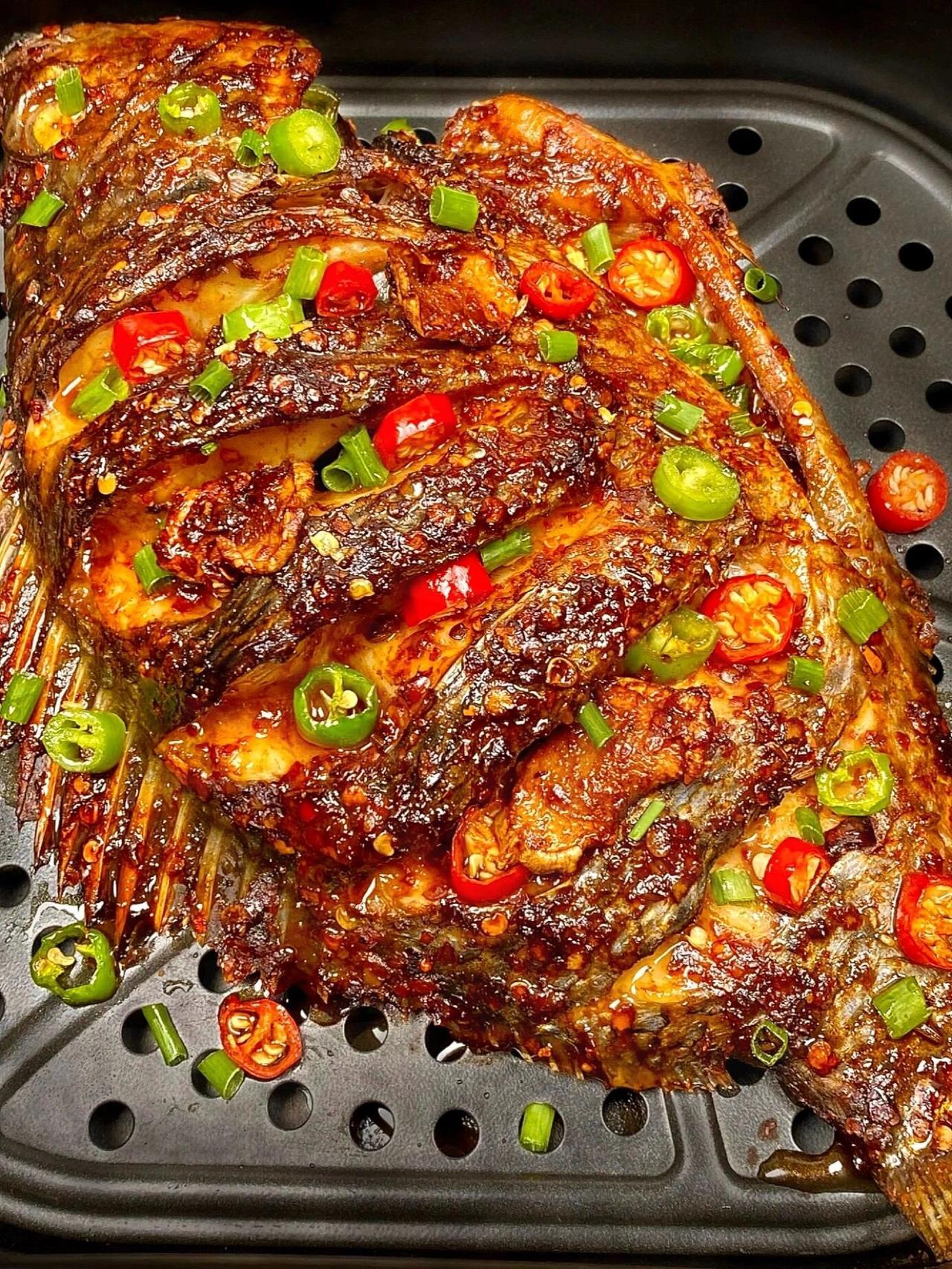 烤鱼这样做我能吃一辈子，巨好吃! !
这样做烤鱼，真的巨巨巨好吃! !和外面的烧