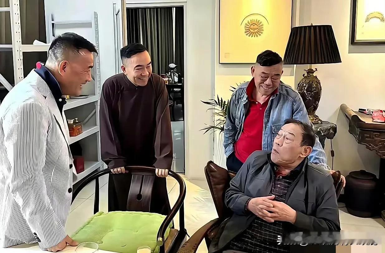 杨少华晚年跟着三儿子杨伦生活。

原本杨少华最喜欢小儿子杨议，一直跟着杨议生活，