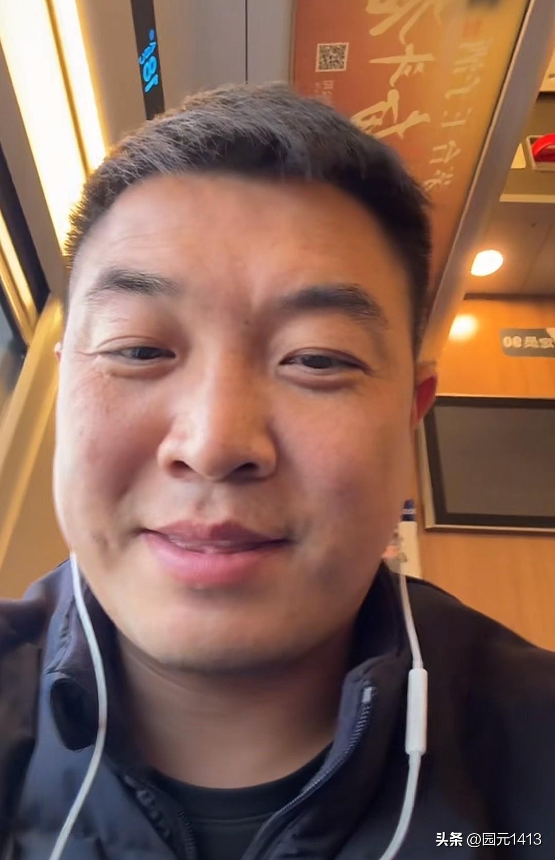 李达森直播聊天，评论区里面非常热闹。李达森直言自己就是起个哄，在他们互相撕的时候