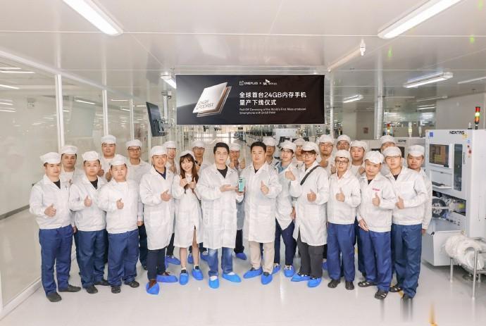  近日 ，一加中国区总裁李杰邀请海力士高管参观一加工厂，共同见证全球首款24GB